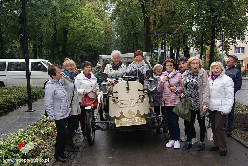 Marsz z cyklu "pomagam sercem" na zdjęciu grupa reprezentująca Klub Seniora przy zabytkowym aucie "Prezydent" 